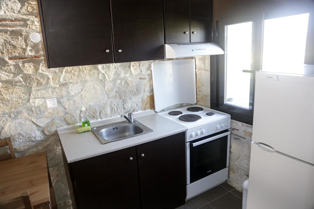 Gioulis Apartments & Studios Nea Plagia Exterior photo